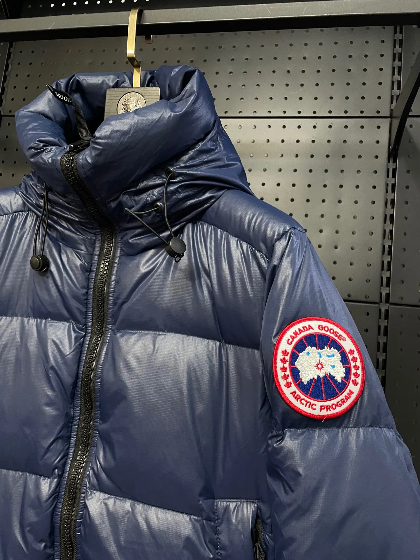 P780 Blue Red Label Top Version 𝘾𝘼𝙉𝘼𝘿𝘼 𝙂𝙊𝙊𝙎𝙀/Canada Goose 2023 Limited New Crofton Puff Down Jacket Pure Guangzhou Inspection 95 White Duck Down Filling‼  Top version, ceiling level‼ Crofton soft bread, the latest style in 2023, has a cold protection effect of up to level 4. It is made of recycled Feather-Light tear-resistant fabric. It is ultra-light and has no weight on the upper body at all! The unique black label highlights your temperament‼  Canada Goose, a Canadian brand, has always been recognized as the warmest down jacket. Various Instagram celebrities, Internet celebrities, and celebrities often wear it for street photos. I do Canada Goose every year, but I still can’t get rid of my love for geese. No matter how cold the winter is, there is no need to be afraid, because there are geese! Filled with 80% white duck down, Canada Goose is the legendary warmest down jacket and is known as a must-have for Arctic outdoor sports! The most popular down jacket in the world, celebrities are rushing to buy it, it is a must-have! Same style for men and women Size: S-XXL